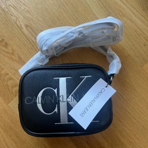 Snygg och enkel Calvin Klein väska - Helt oanvänd , säljer då jag verkligen inte behöver fler väskor 