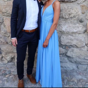 Ljusblå balklänning - Säljer denna superfina balklänning! Använd en gång💙💙💙 från ivory field! Färgen är som på andra bilden. Priset kan diskuteras 💙