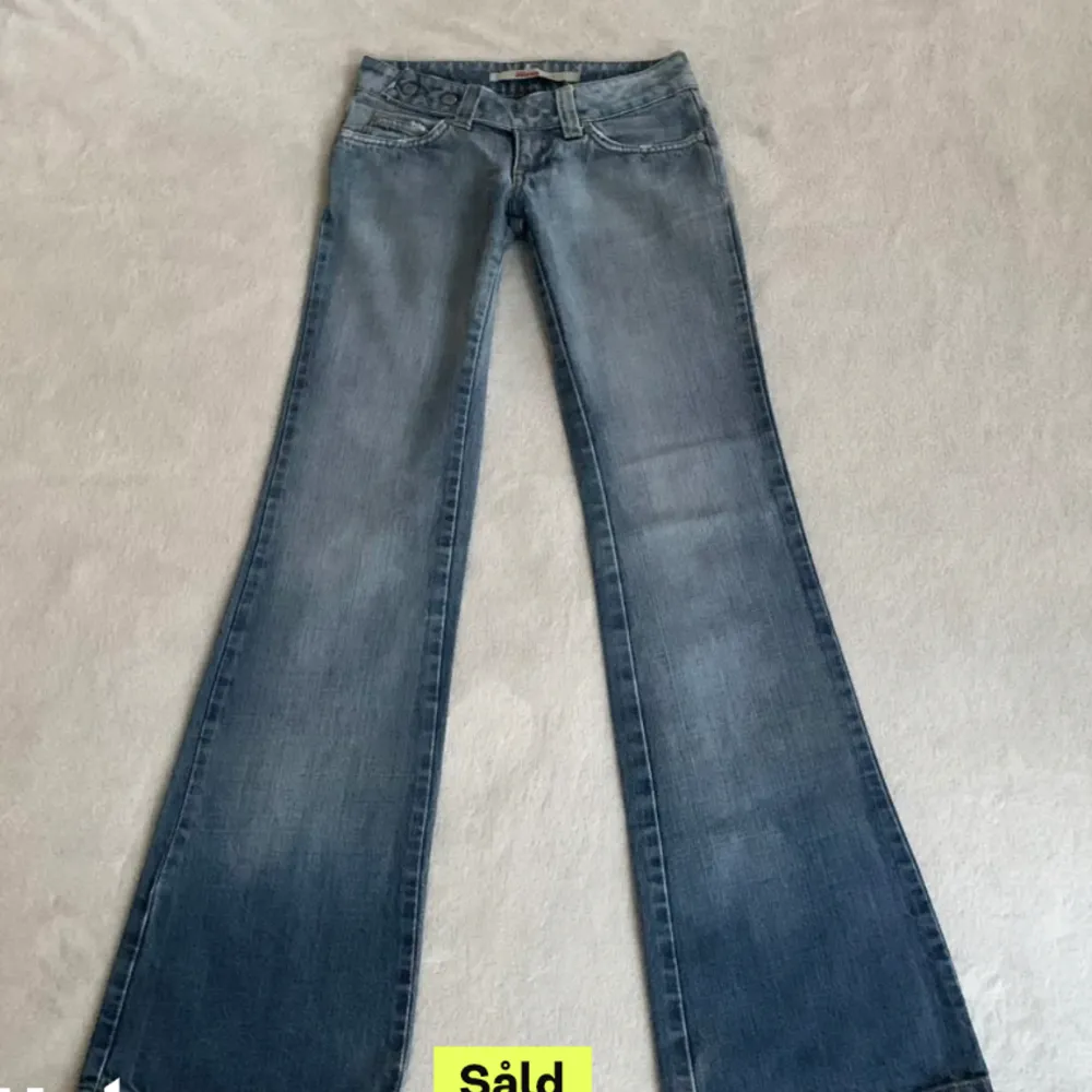 lågmidjade only jeans med snygga detaljer i storlek 26/30! säljer pga de blivit för små för mig tyvärr💖. Jeans & Byxor.