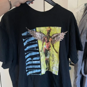 nirvana t shirt  - Skitcool t shirt med tryck nirvana. Skriv för frågor💕Storlek L men skulle säga att den är liten i storleken