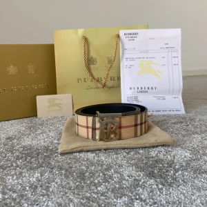 Burberry bälte - Knappast använt. Passar alla storlekar då du får med håltagare. 