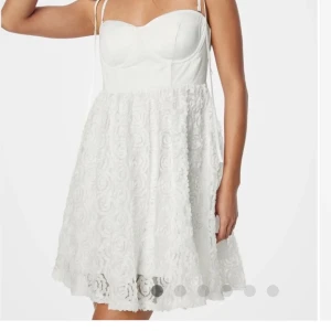 Klänning  - En helt oanvänd klänning. Perfekt till sommaren eller studenten. Aldrig använd! 