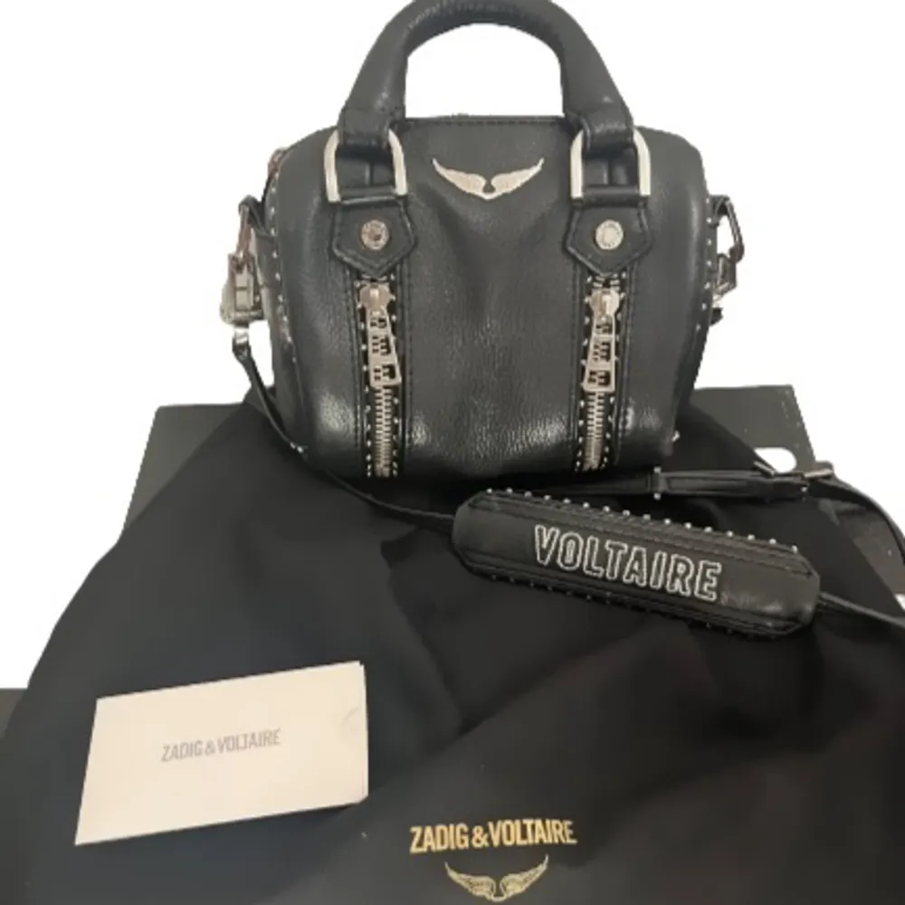 Sunny Nano Bag  Från märket: ZADIG & VOLTAIRE  . Väskor.