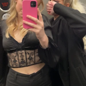Blus från Zara - Säljer denna populära blus från Zara. Använd 1 gång🫶🏻 köpt för 369kr. Pris går att diskutera💗