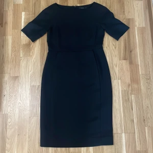 Klänning från COS - Super fin,  midi klänning från COS 34 Storlek, men jag 36 och det passar bra