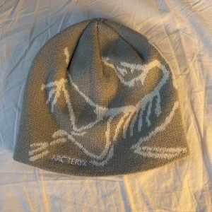 Arcteryx mössa - Mössa från Arcteryx.  Skidmössa, beanie Onesize Använd mycket få gånger väldigt sparsamt. Precis som ny