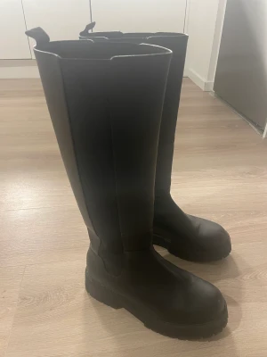 Höga boots  - Snygga höga stövlar/boots med detalj längs sidan, storlek 39 från MONKI. Sparsamt använda✨ 