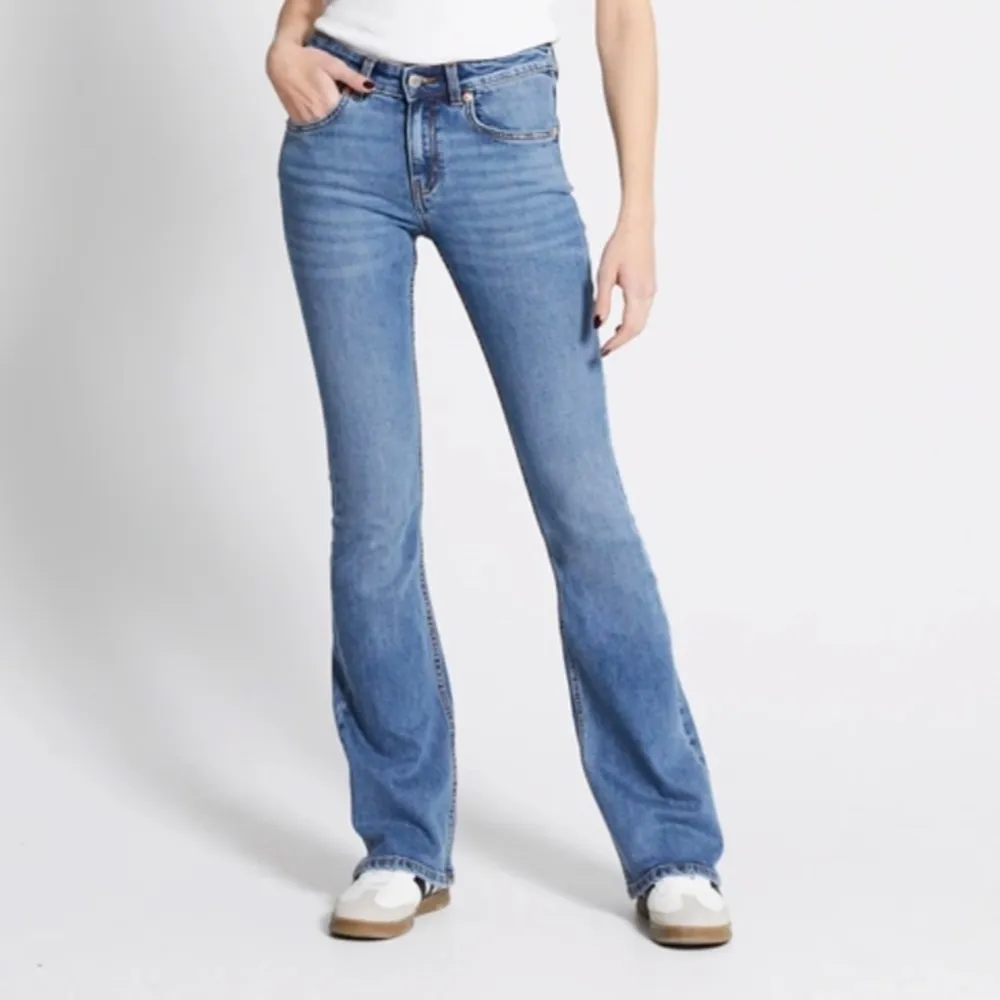 Säljer dessa boot cut jeans från H&M❤️köpare står för frakten❤️. Jeans & Byxor.