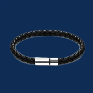 Läderarmband - Absolut! Ett högkvalitativt och stilrent som kan lyfta vilken outfit som helst. Det är tillverkat av äkta läder och har en elegant och minimalistisk design. Perfekt för att ge en sofistikerad touch till din look! 🌟
