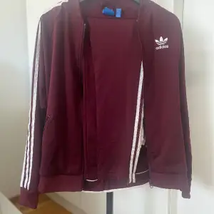 Snyggt set från Adidas. Storlek S. Använd fåtal tillfällen. Fin vinröd/plommonfärgad.