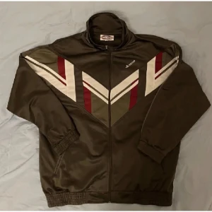 Vintage Tracktop - Fet vintage tracktop i bra skick! Tröjan är i storlek M