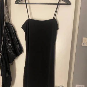Klänning  - Svart klänning, köpt på Plick men aldrig använt den själv.💕