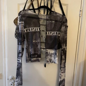 Svart-vit topp långärmad  - Använd två/tre gånger. Den är rätt genomskinlig! Långa armar som går över handen 