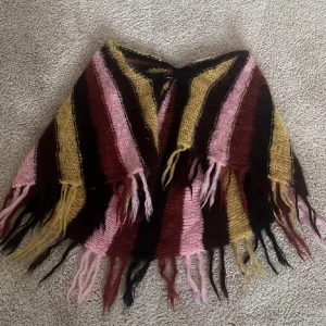 Så fin stickad ”kofta”💗 - Jag vet inte namn märke eller något sånt, men den här är värkligen så fin och perfekt inför sommaren och passar till alla möjliga tillfällen🌹 aldrig andvänd är stickad och i ett väldigt bra skick
