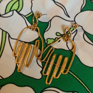 fina hand örhängen ⚜️ - Guldiga hand örhängen, ⚜️längd:6cm⚜️bredd:3cm⚜️