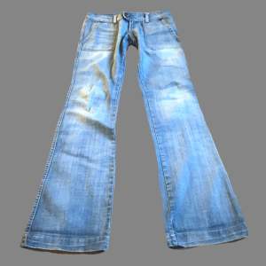 jättesnygga Meltin’Pot jeans från Danmark, köpte dom på en vintage affär, har bara använt en gång <3 passformen är flared och lowrise!   ⚜️Storlek:29⚜️ Midja:86cm⚜️  Längd:104cm⚜️  grenhöjd: 20cm⚜️ lårvidd: 60cm⚜️ inre benlängd: 84cm⚜️benöppning: 44cm⚜️
