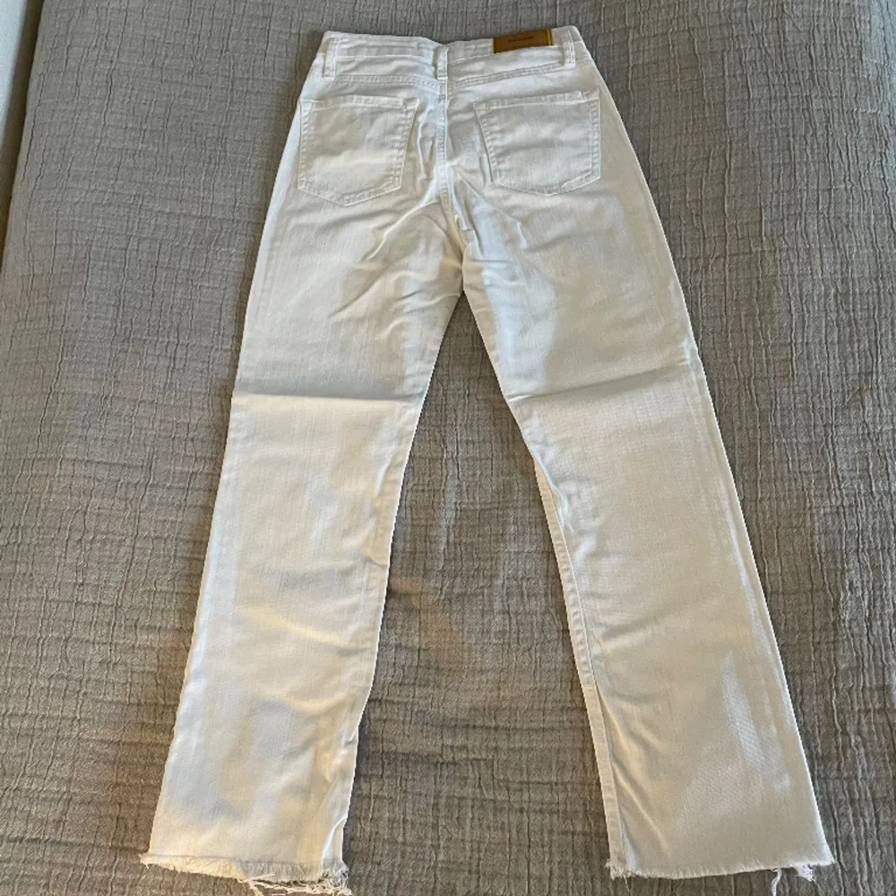 Vita jeans från märket Stradivarius, fint skick utan några anmärkningar. Storlek 34/XS. Slutar vid anklarna på mig som är 164 cm. Perfekta nu till vår och sommar 💕. Jeans & Byxor.