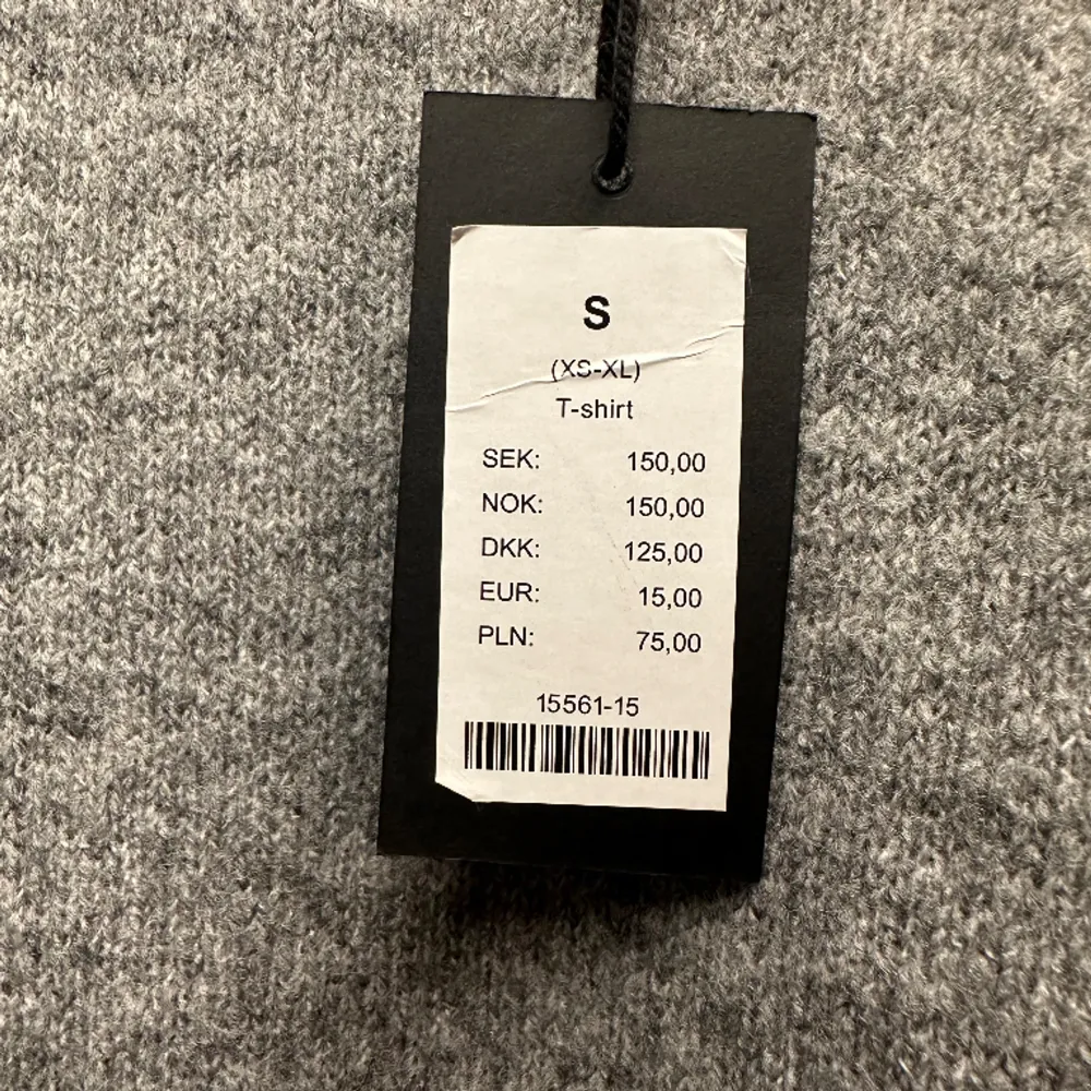 Säljer den här populära tröjan från Lager157 med korta ärmar. Aldrig använd med prislappen kvar. . Stickat.