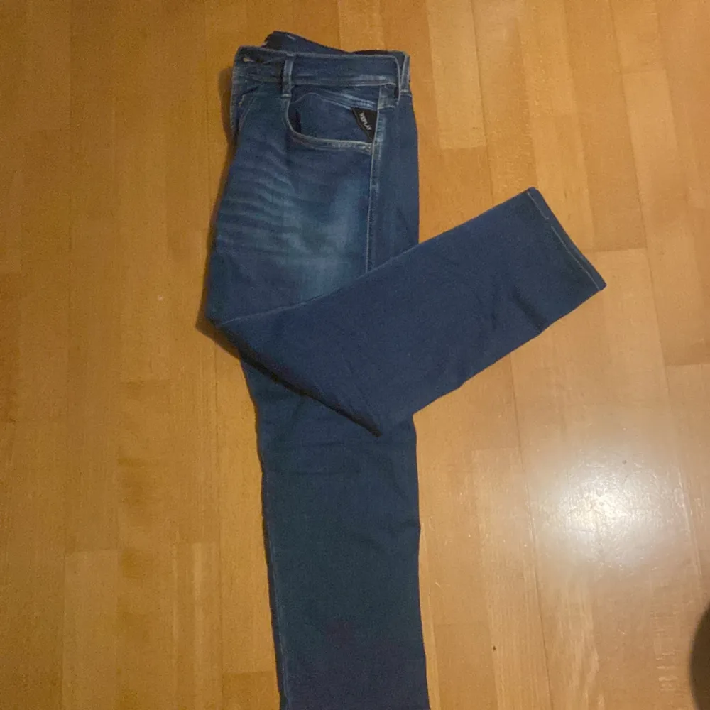 Säljer ett par replay hyperflex jeans i super skick, väldigt eftertraktad färg. Ny pris 1800.  . Jeans & Byxor.