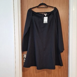 Klänning - Svart klänning HELT NY 