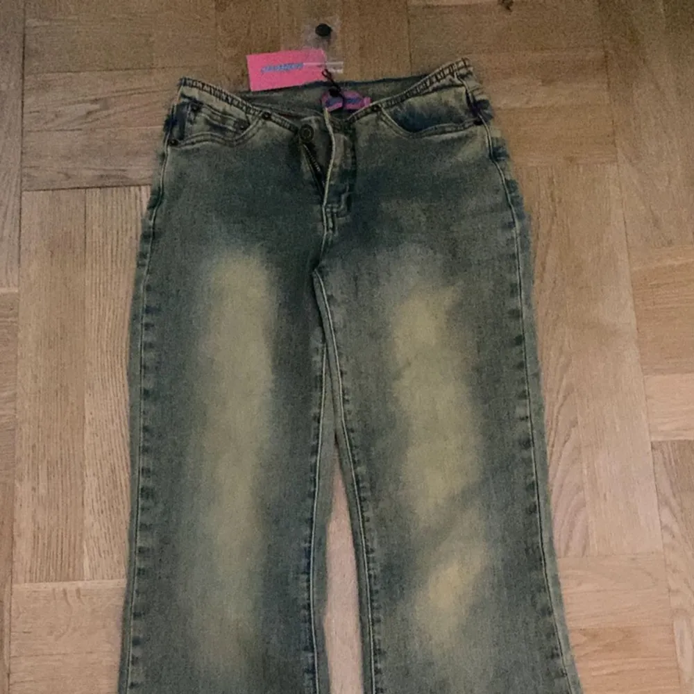 Jätte fina low waisted jeans från edikted aldrig använd prislapp kvar. Jeans & Byxor.