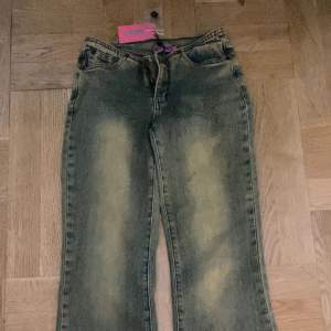 Jätte fina low waisted jeans från edikted aldrig använd prislapp kvar