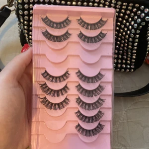 Lösfransar  - Lösfransar. 5 par kvar och två vänster ögon. 