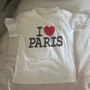 En baby tee med I love Paris tryck. Croppad och storleksmässigt xs-s. Kontakta vid intresse eller för mer info:)