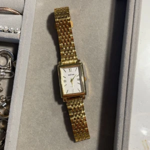 Guldig modern klocka  - Bra skick