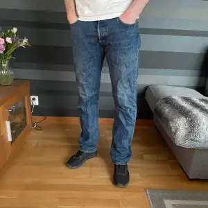 Levi’s 501 jeans, storlek: oklart då de har åkt bort från baksidan av jeansen där det ska stå, inga fläckar eller annat, modellen är 190 cm lång och väger 85 kg iallafall, bara höra av sig vid frågor och funderingar