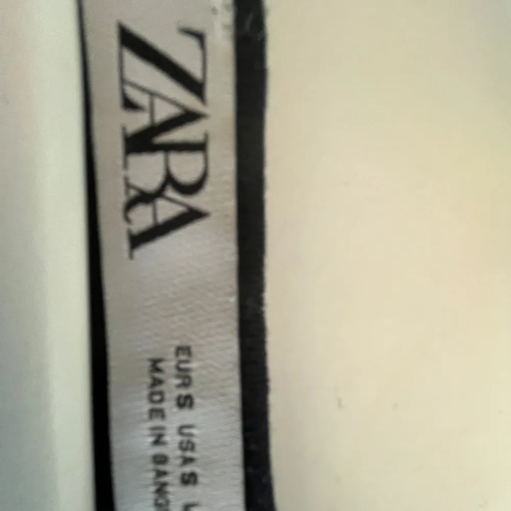 Vitrandig marinblå tröja från Zara i storleken S, använt få gånger och säljer pågrund av jag inte använder den!. Tröjor & Koftor.