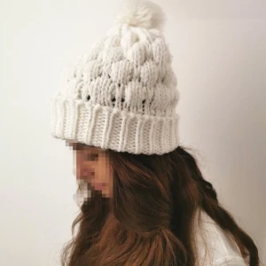 Jättefin stickat vit mössa nyskick - Jättefin mössa i nyskick