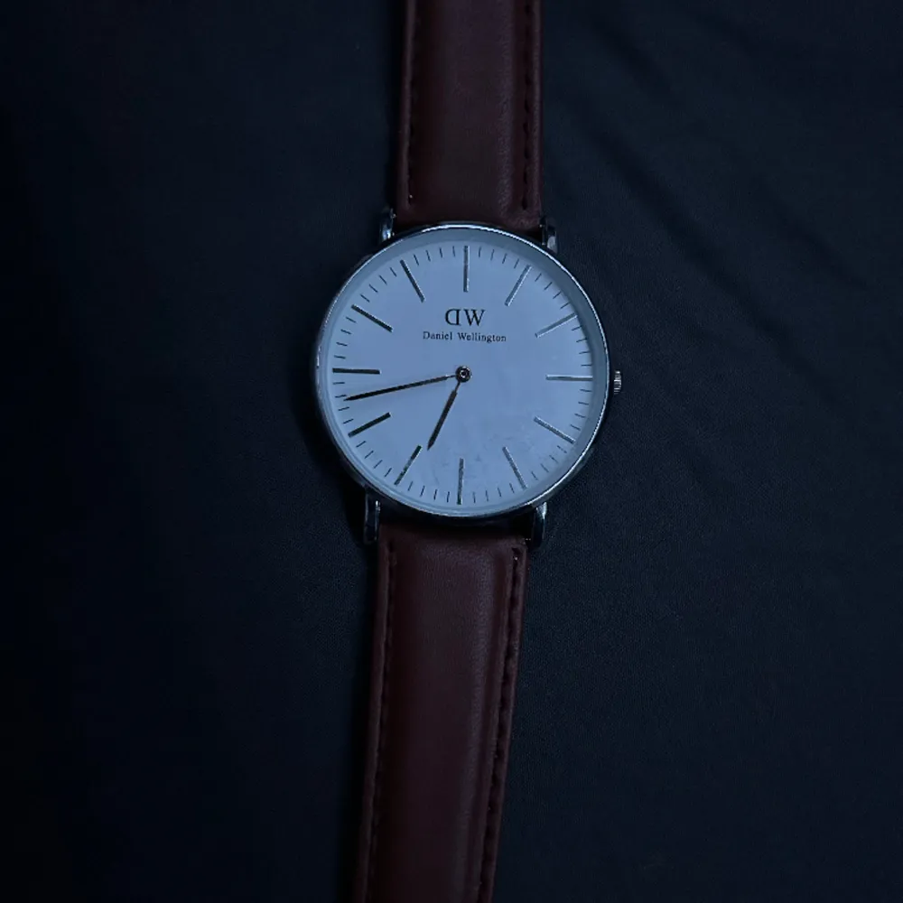 Daniel Wellington klocka med fint glas och skönt läder band, pris går att diskuteras🙌. Accessoarer.