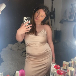 En rosa balklänning - Säljer en rosa balklänning. Aldrig använd🩷 är 163 cm lång och den går hela vägen ner och lite till.