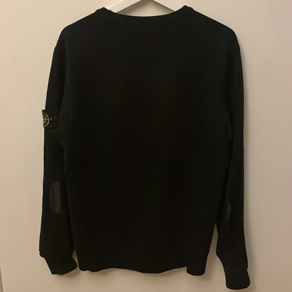 En svart Stone Island Sweatshirt i väldigt bra skick, inga defekter finns. Den är i storlek M men funkar även som S och även L! Säljer den för att den inte används längre!. Tröjor & Koftor.