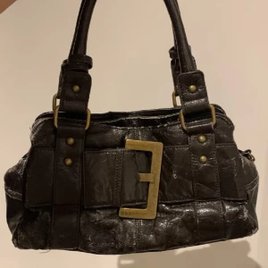 Vintage väska  - Jättefin väska jag har köpt på plick men kommer ej till användning! Skinn aktigt material, liten handväska storlek. Använda köp nu! 