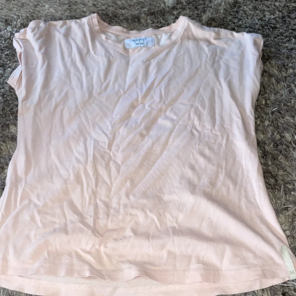 Ljusrosa t-shirt köpt på kidsbrandstore från märket ”MARQY” i strl 158-164. T-shirts.