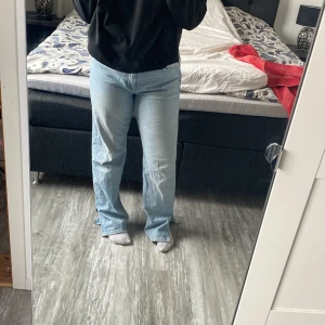 Blåa jeans  - Blåa jeans från Gina som aldrig kommer till användning längre, slits vid benen. Bra skick!💕