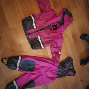 Didriksons boardman fodrade regnställ  - Fodrat regnställ, lite nött i grenen men annars i bra fint skick. Använt av ett barn. Skavet är kosmetiskt och barnet hålls varmt och torrt.