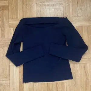 Säljer denna axelbreda marinblåa tröjan i ribbat tyg från zara. Köpte förra året men är aldrig använd. Storlek m men passar även s.