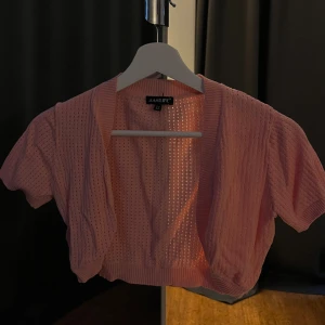 Rosa kofta🎀 - En rosa kofta som är liten och kort i passform, jätte söt och helt oanvänd! 