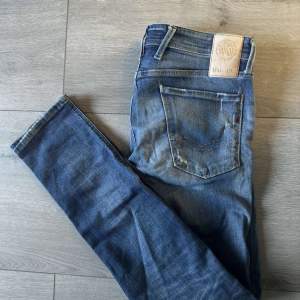 Snygga blå replay jeans i modellen anbass. Storleken på jeansen är 31/32. Skicket är bra och jeansen är utan några större deffekter.