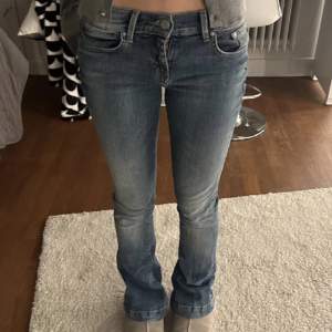 Ltb jeans i färgen blå, dom är lowwaist och bootcut. 🩷 Storleken är W25 L32, skriv för dom exakta måtten! 💕högsta bud 700kr Nypris: 909kr 