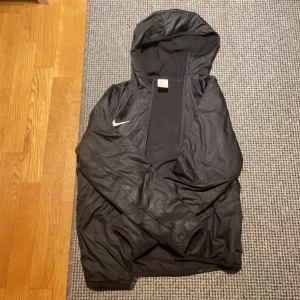 Nike jacka - Använd 3 gånger, den e för liten för mig 