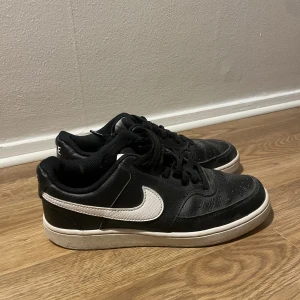 Nike sneakers  - Svarta nike sneakers! Ganska använt skick men jag tror definitivt de går att tvätta till mycket fräschare ☺️Köparen står för frakten 🧡 