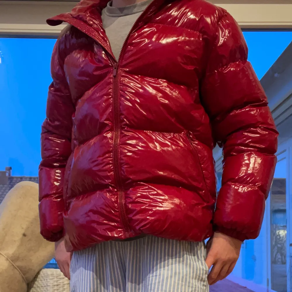 Puffer Jacket från märket Lawrence grey i rött. Den är strl S och har 2 fickor där fram på sidorna. . Jackor.