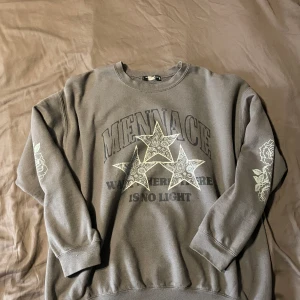 Grå Sweatshirt - Grå sweatshirt från Zalando, skriv vid intresse och eventuella frågor! 