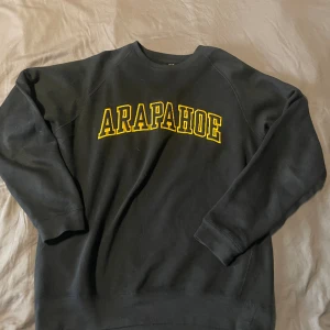 Sweatshirt med tryck - Go svart sweatshirt, tveka inte på o höra av dig vid eventuella frågor osv.