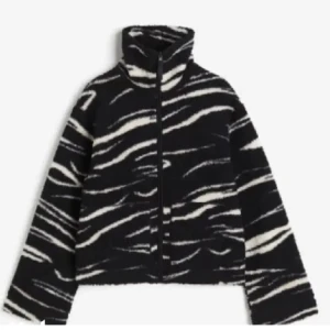 Teddy jacka - Superfin och trendig Teddyjacka från hm! Använd gärna köp nu🫶🫶🫶