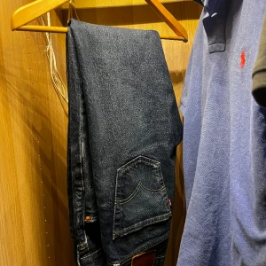 Levis 501  - Snygga ”Straight Fit” Jeans från Levis. Använda sparsamt och passar dig som är ute efter en snygg och simpel look. Jeansen är lite urtvättade men syns svårt i bild. Funderingar är det bara att höra av sig 🍾